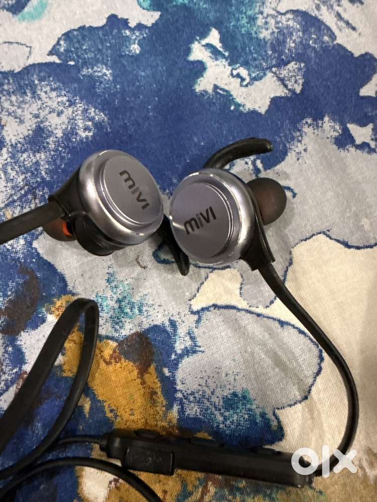 Mivi headphones with case