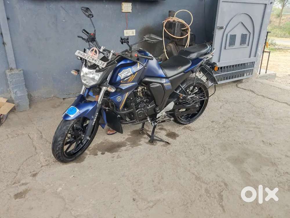 BIKE SELLING YAMAHA FZS V2. 0 DOUBLE DISC BREAK