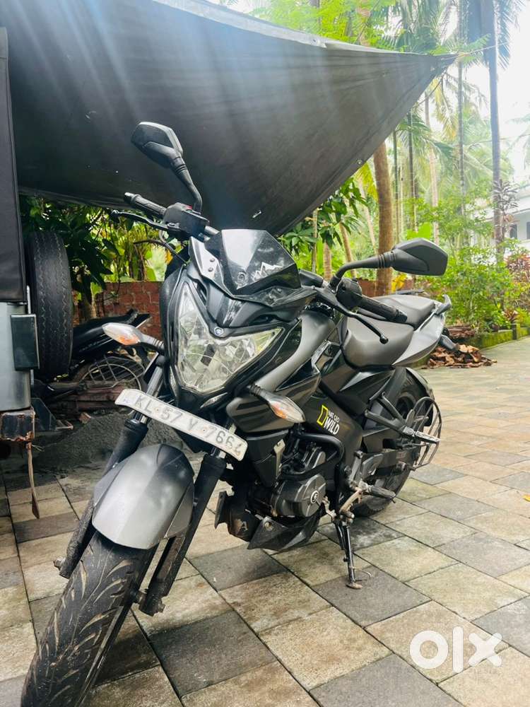 low km driven Ns 200 black