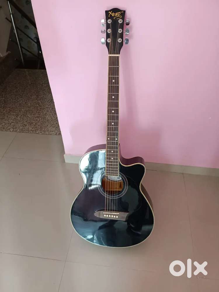 Gitar manual which is played by fingers