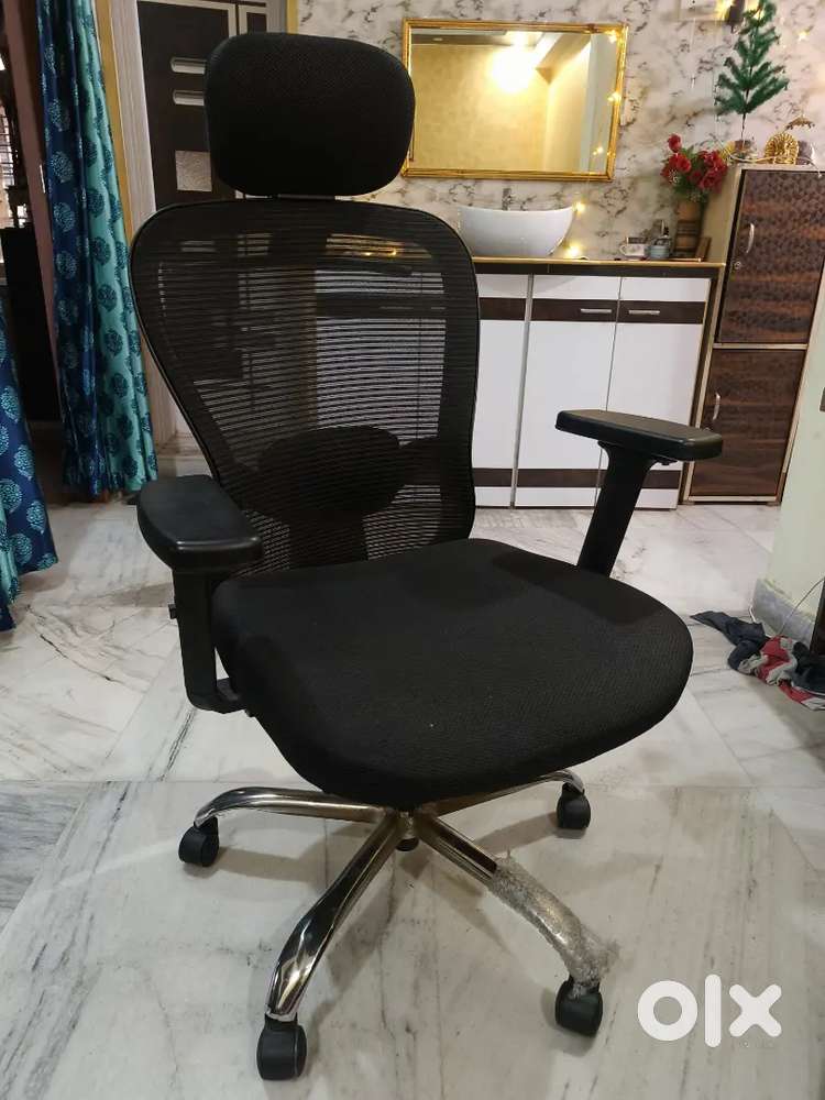 Office chair and Table at good condition