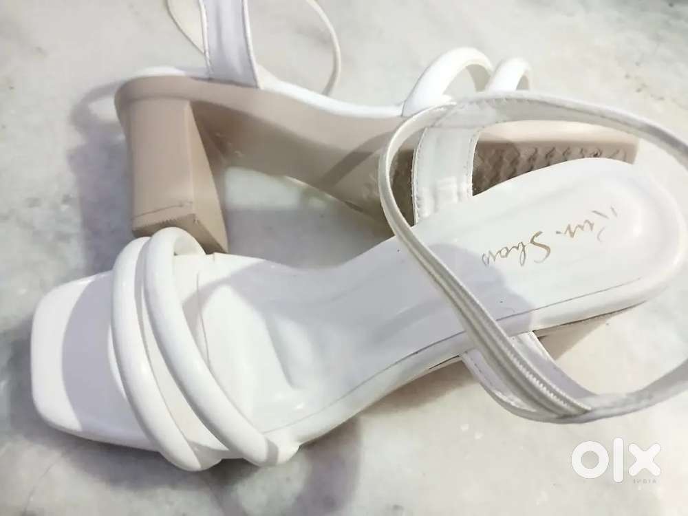 White heel sandle (brand Run shaw)
