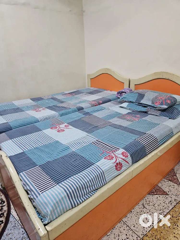 Two single beds with storage(10,000 per piece.)