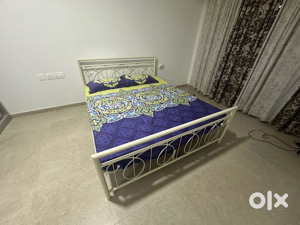Metal platform Queen bed