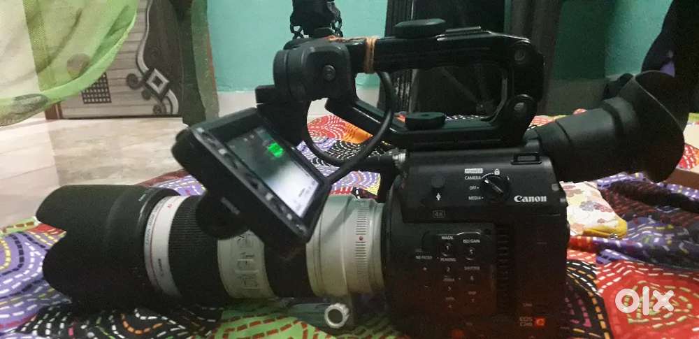 Canon c200  camera  clog body 4k raw 12bit 120fps autofocus  manual.