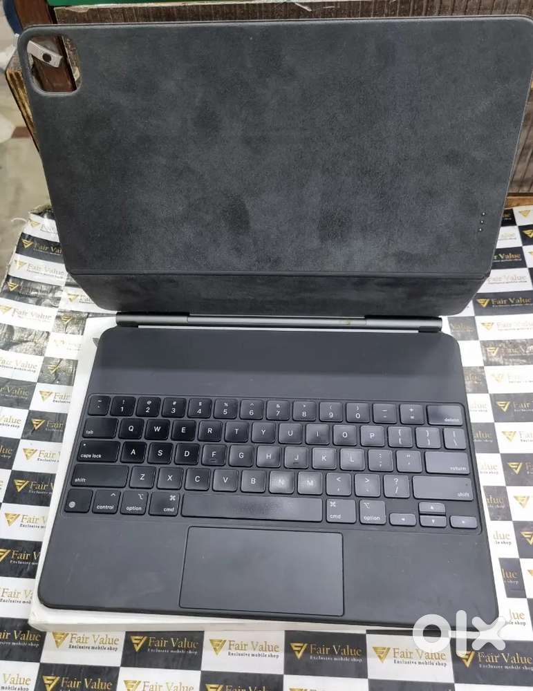 APPLE MAGIC KEYBOARD IPAD PRO 12.9 INCH EXCELLENT CONDITION WITH BOX