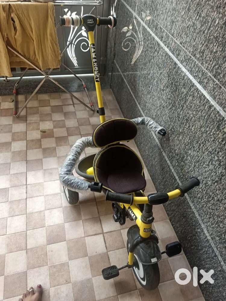 Toddler tricycle with parental control