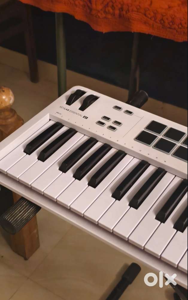 Mint condition 61 key Midi Keyboard: Arturia Keylab Essential 61 MK3.