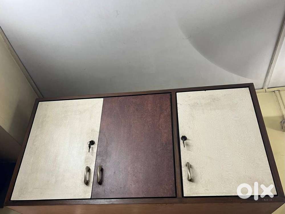 Selling an Office Computer Table and furniture