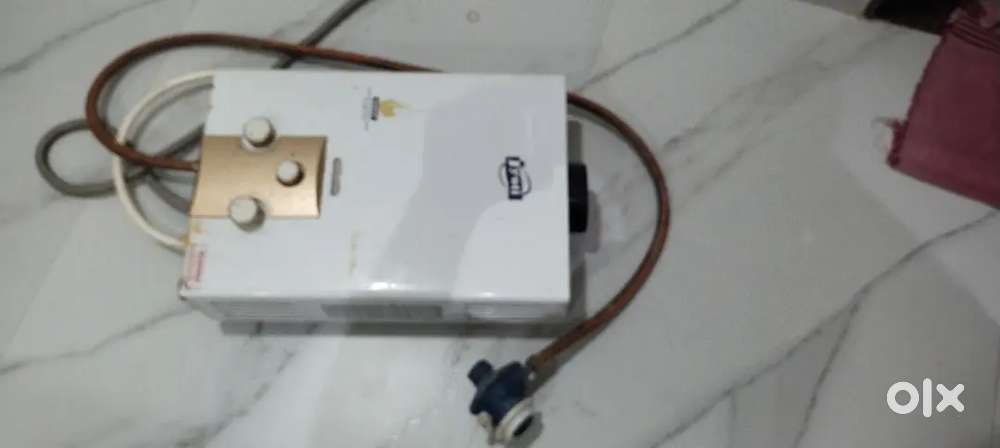 Gas geyser with regulator