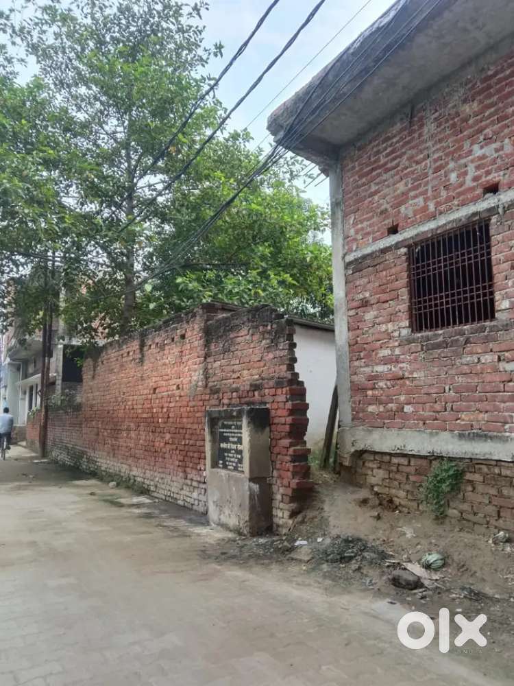 1.15 hajar feet nai bazar me hai Pani tanki ke pass urgent sell hai