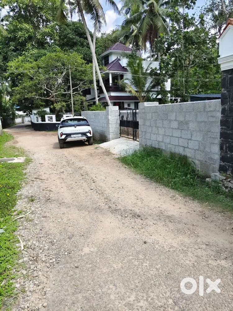 10 cents plot near Venjaramood