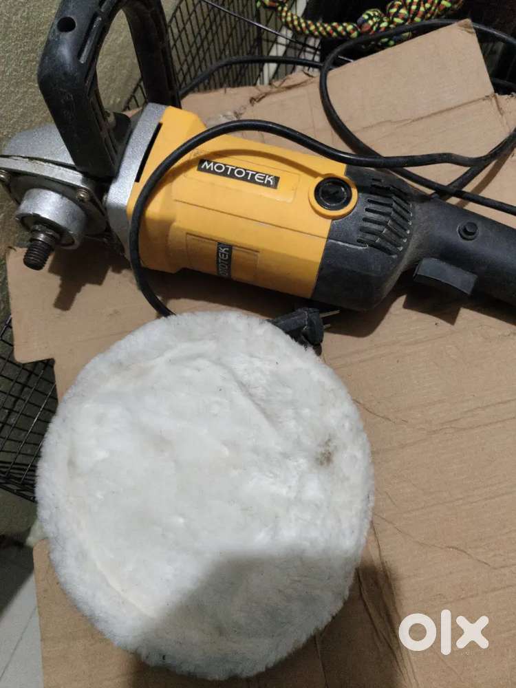 Small floor cleaning washroom cleaning machine it is good condition