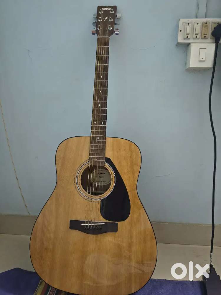 Yamaha F280 guitar