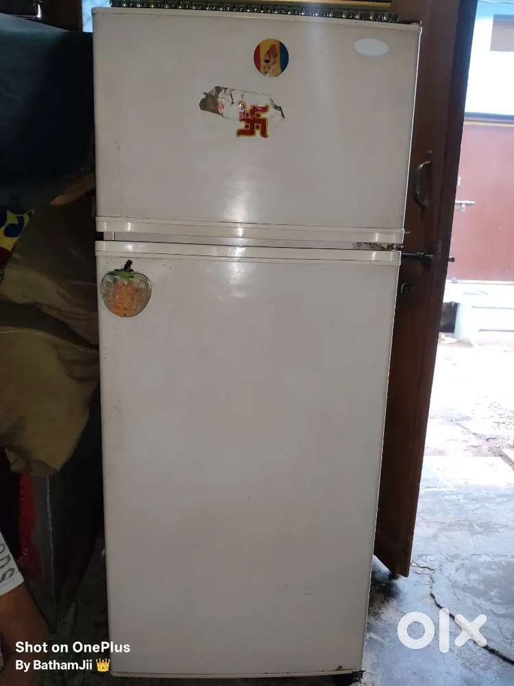 Double door refrigerator