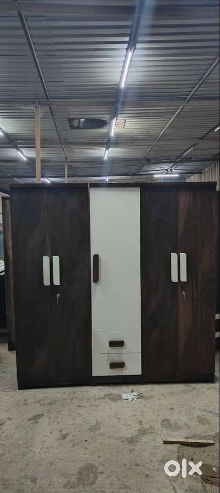 NEW 5 DOOR WARDROBE WITH EXCLUSIVE DESIGNS INSIDE AND WOODEN HANDLE