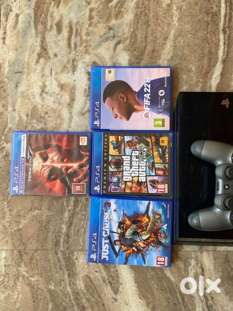PS4  Controller  4 Game disc (Urgent sale)