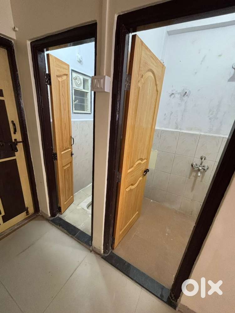 1 Hall latterine bathroom Available