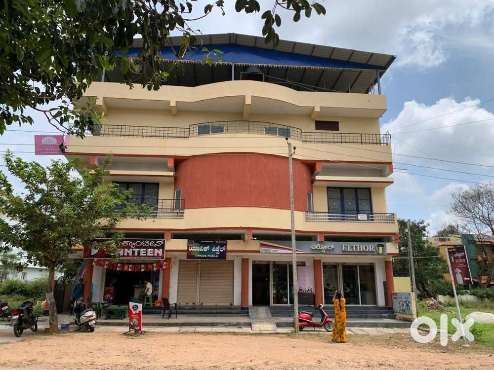 LARGE HALL AND ROOMS FOR RENT.