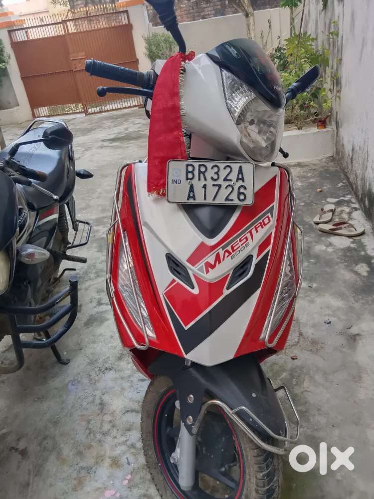Maestro edge 110 cc csooty in red and white colour mix,