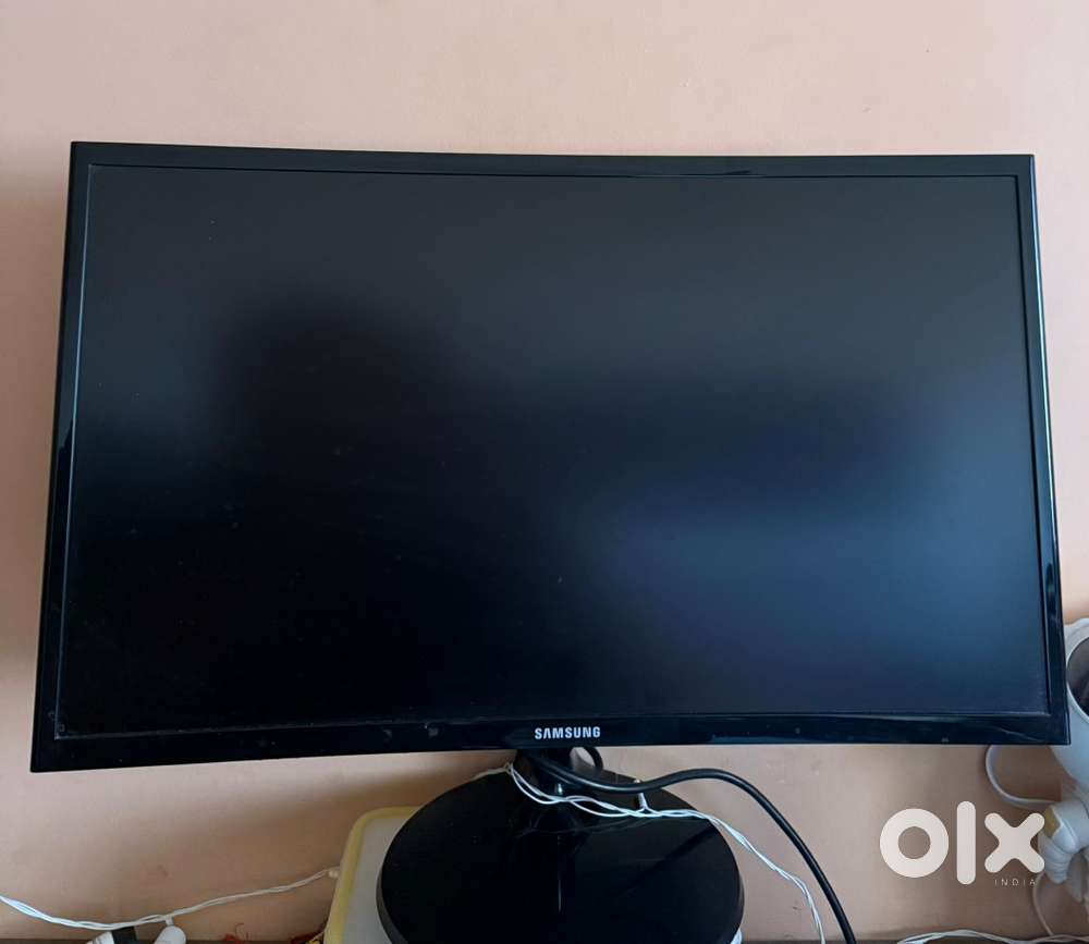 Samsung 24 inch curved monitor in near perfect condition