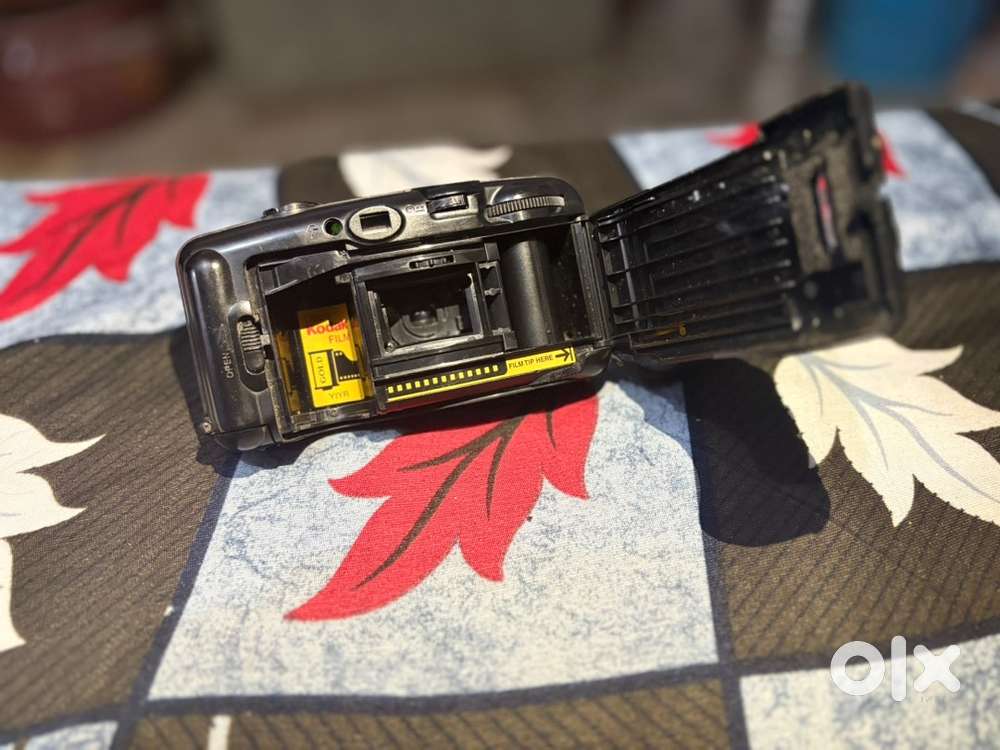 Kodak 35mm Film Camera with Flash – Vintage Style