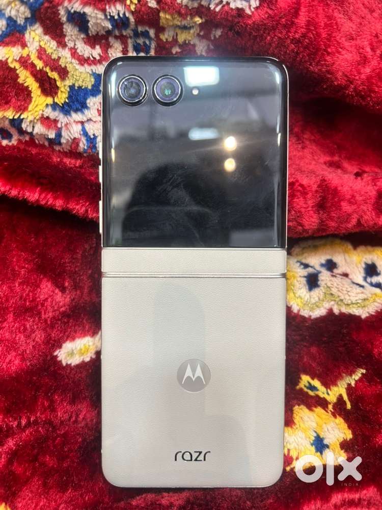 Motorola moto razr 8/256 6 months old