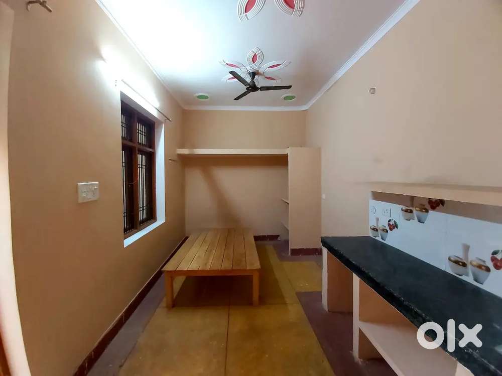 Single room in Alambagh for Rent