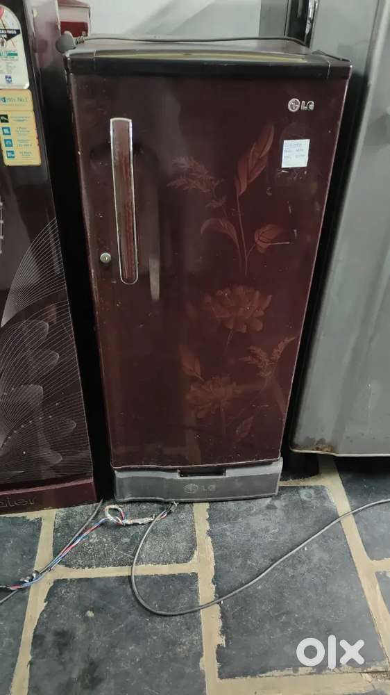 secondhand used fridzes available in good condition.