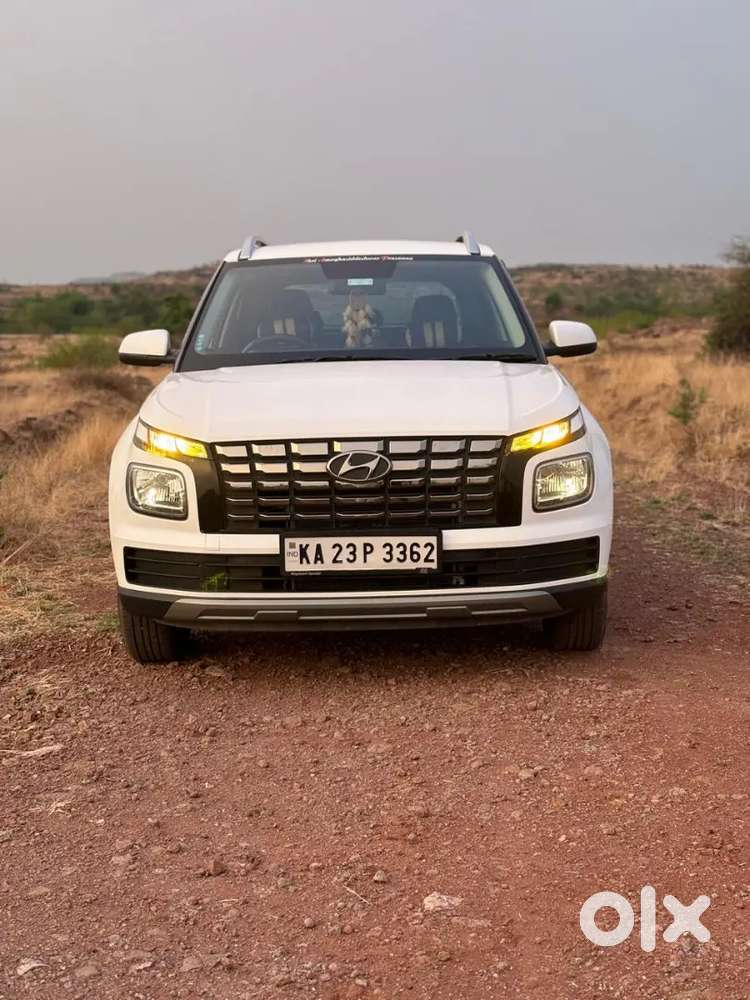Hyundai Venue 2023 Petrol 42000 Km Driven