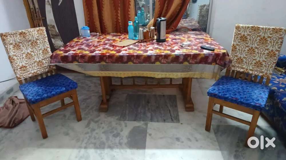डायनिंग टेबल और चार चेअर
