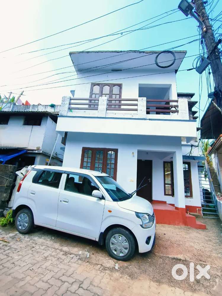 Bachelor's only : 2 bhk House :semi furnished For Rent At kakkanad