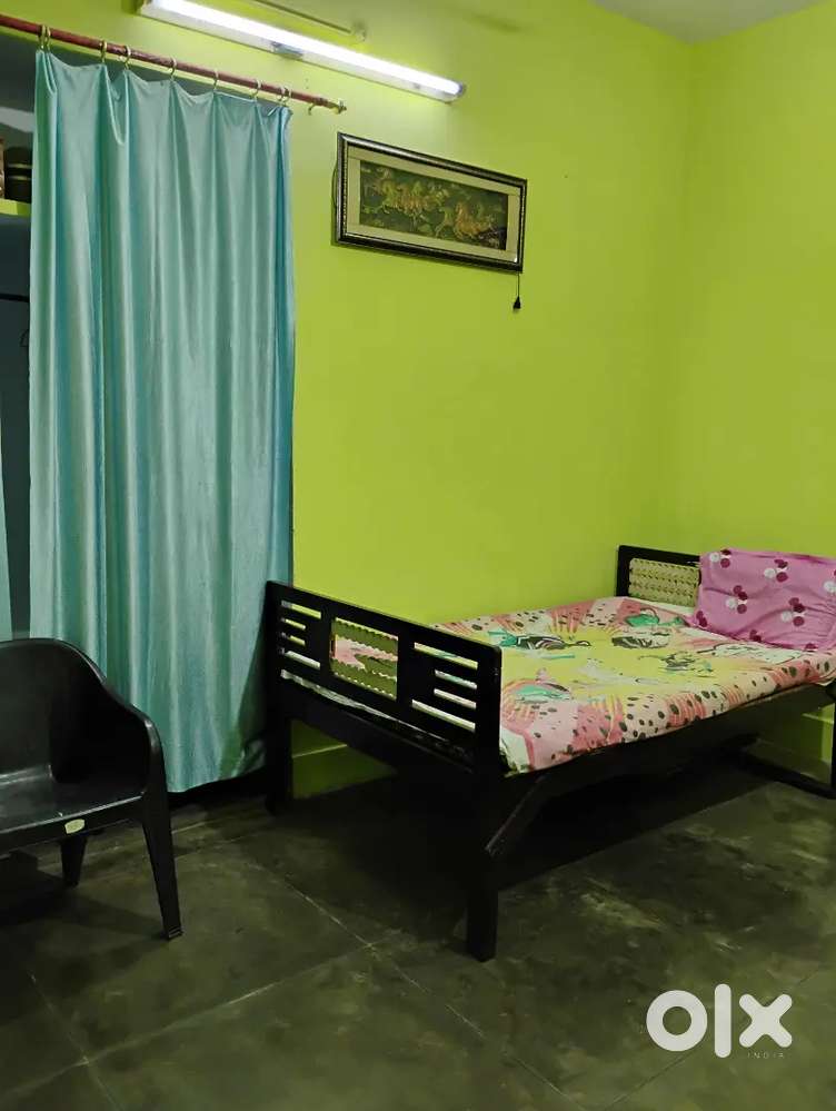 1 roomset avlble in block-E,rajajipuram park facing,ground floor.