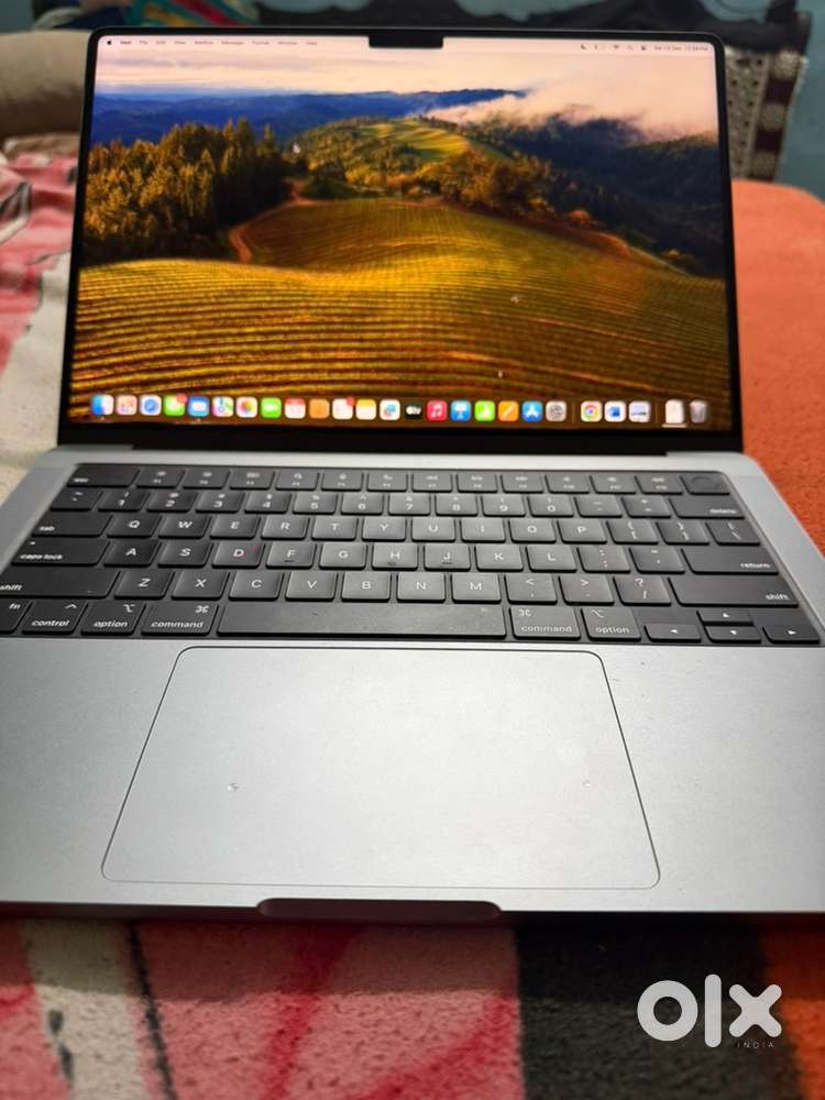 Macbook pro 14 inch new 512 gb 8gb 1 year old
