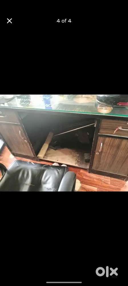 Counter table with glass