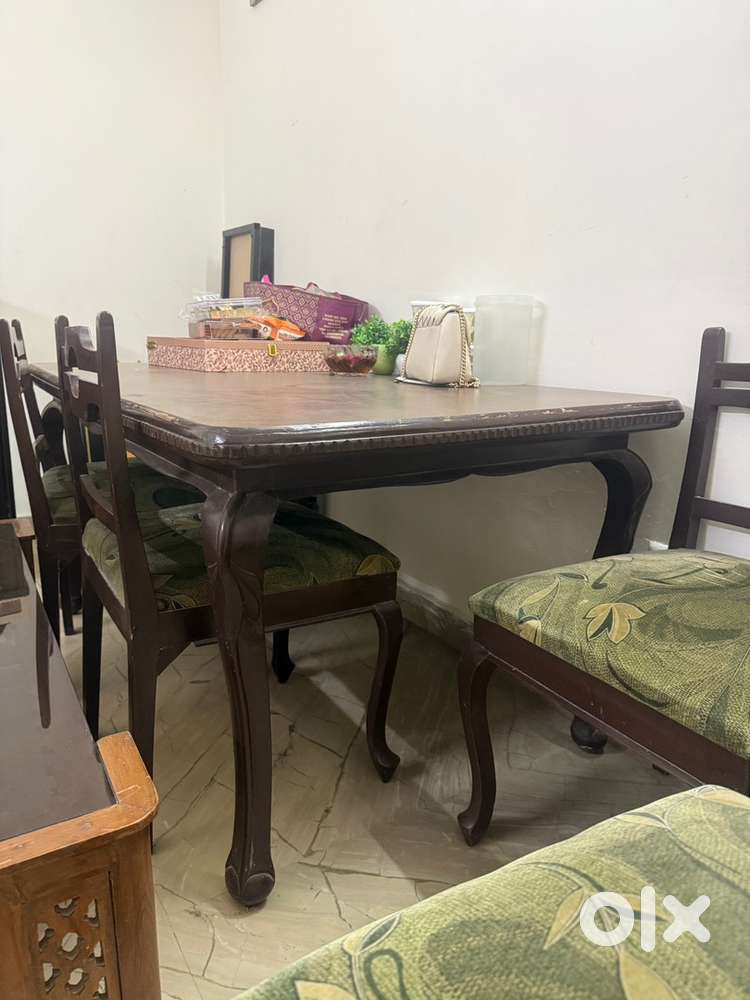 6 seater dining table in very good condition