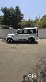Mahindra scorpio s11 classic white color