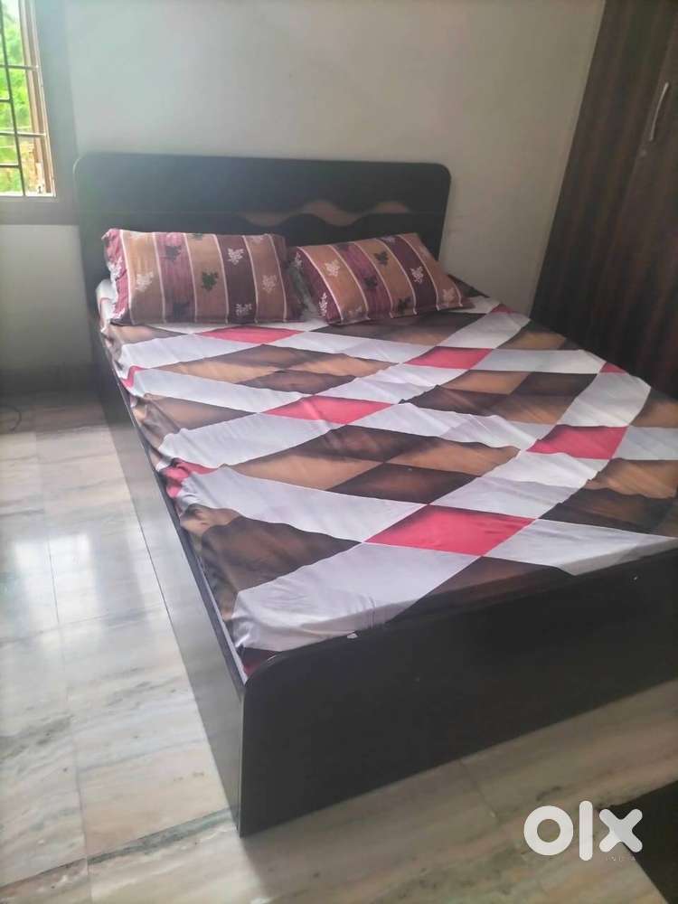 QUEEN SIZE BED WITH MATTRESS