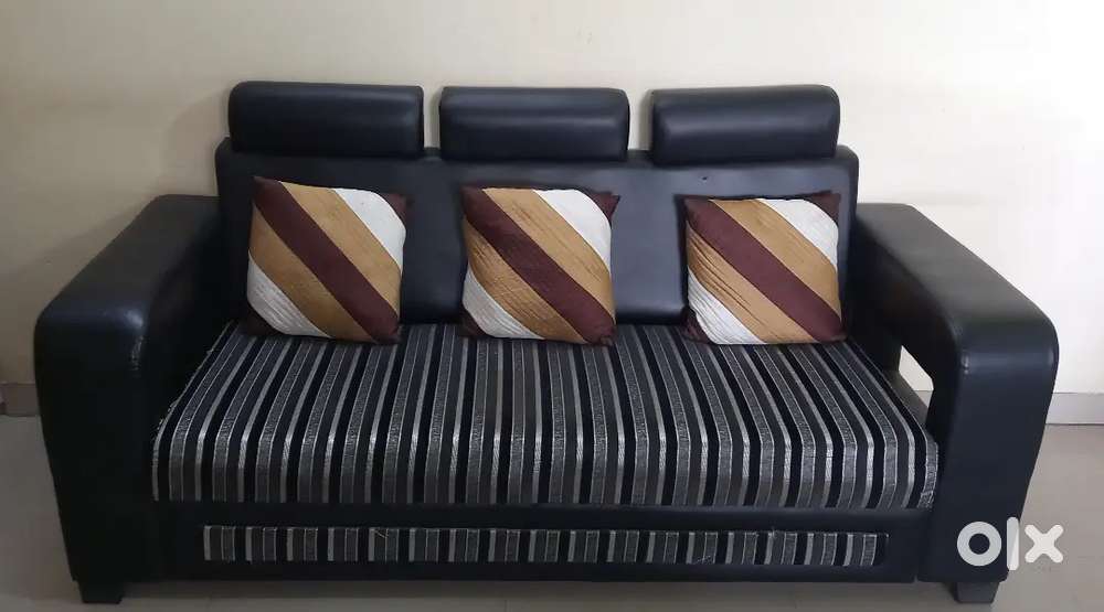 BLACK COLOR 5 SEATER SOFA WITH TABLE