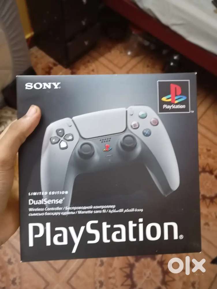PS5 30th anniversary controller
