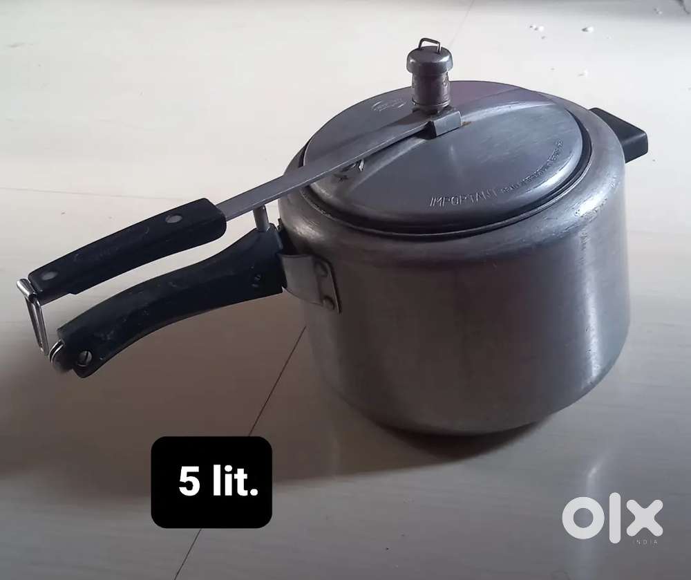 Cooker,  idli maker & 4 boxes,electric Iron .