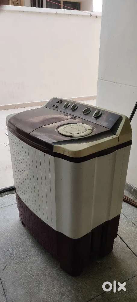 LG SEMI AUTOMATIC WASHING MACHINE