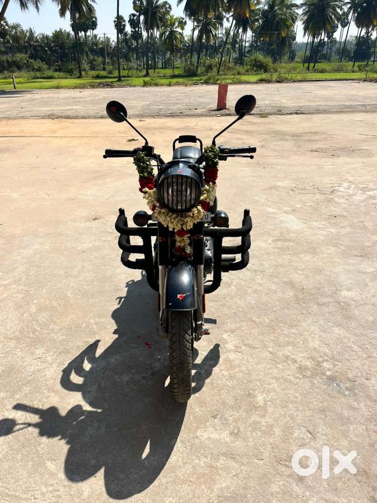 Royal Enfield classic 350. Nice looking nice. Good condition.