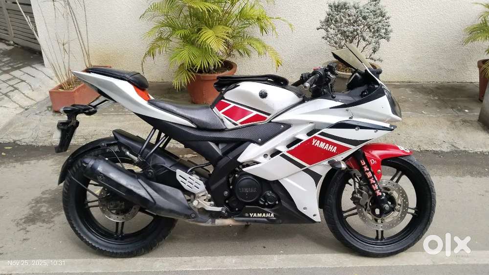 YAMAHA R15 V2