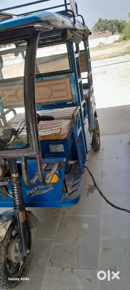 E rickshaw 2023 model for urgent sale 4 month guaranty of battery