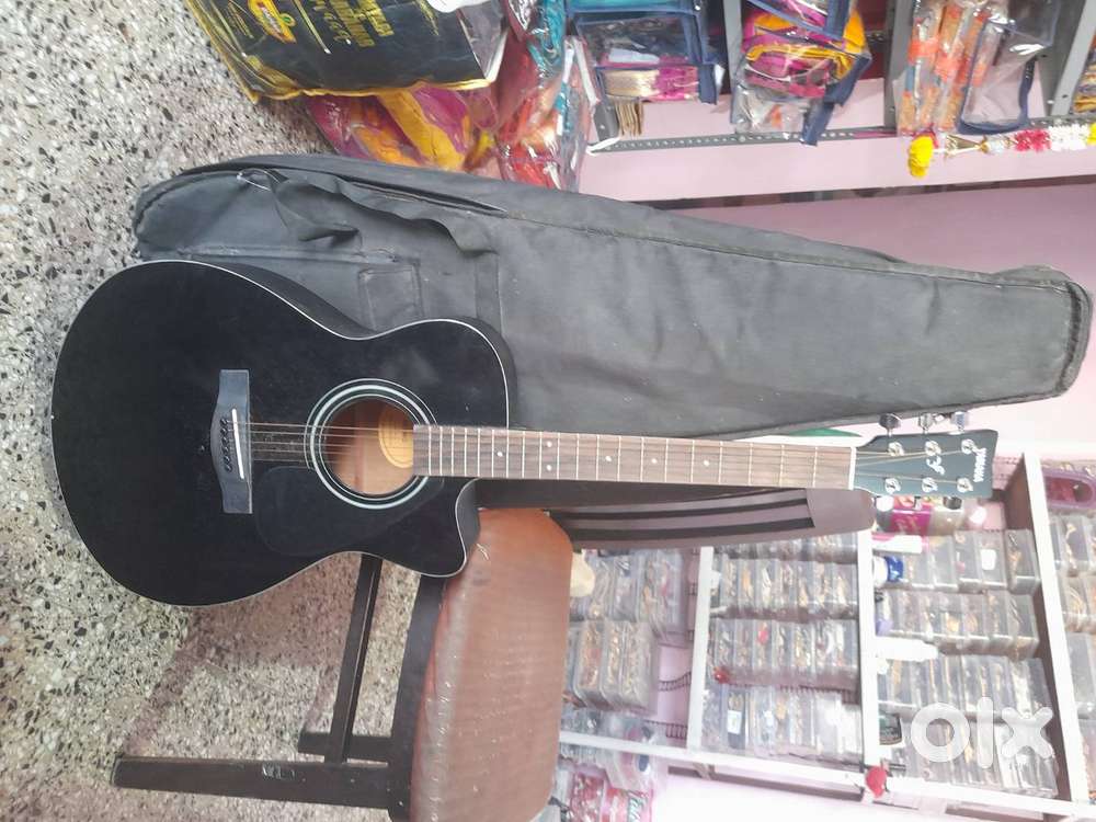 A yamaha FS 100C guitar