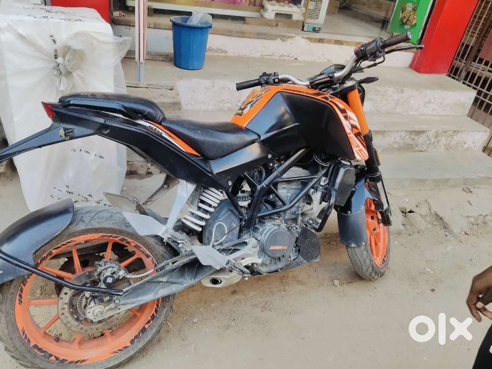 KTM DUKE 125cc, 1st owner , time to time service,mind blowing conditio