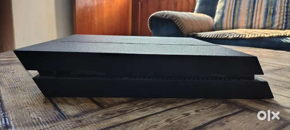 Ps4 fat edition 500gb with 2 controller