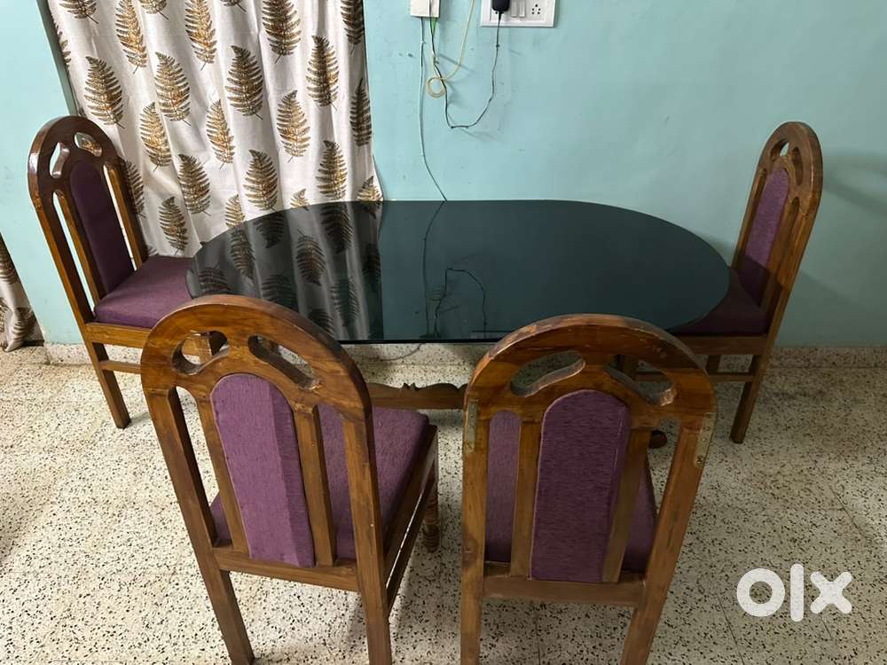 4 seater Dining table in very good Condition