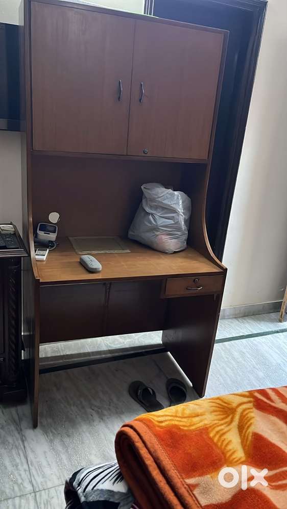 Computer table with bookshelf